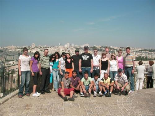 Teilnehmer des Israelaustausches 2008 - im Hintergrund Jerusalem